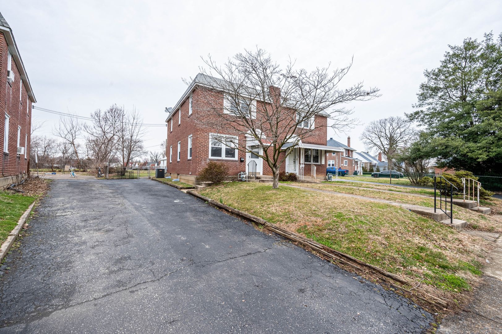 Half Month Rent Free Twin Brick Home In Ridley Sd Granite And Stainless Kitchen Renovated Bathroom Large Rear Fenced In Yard Central A C – photo 1