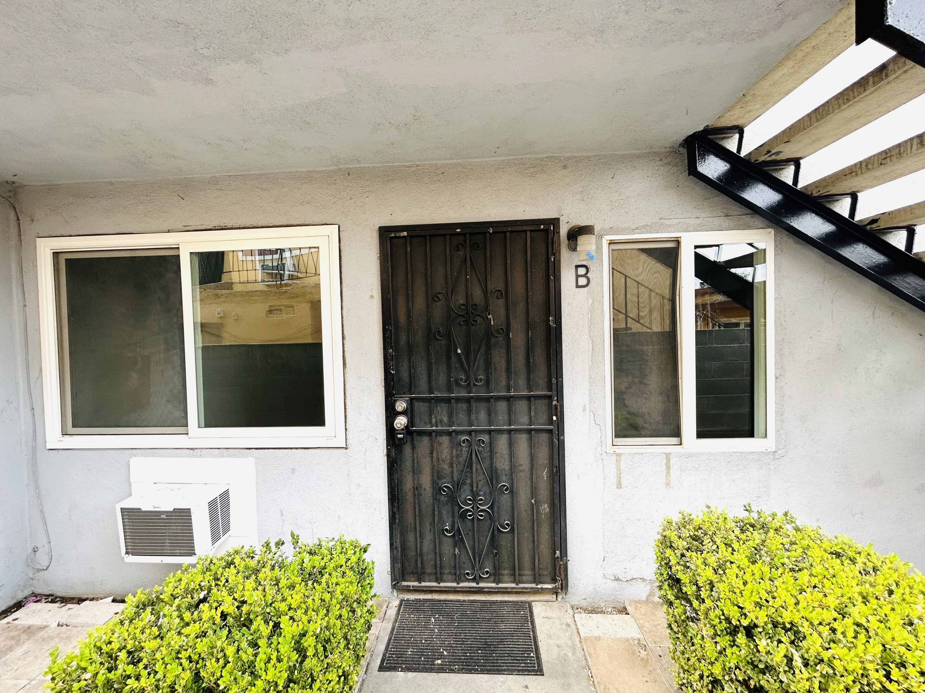 857 North Vineyard Avenue B – photo 1