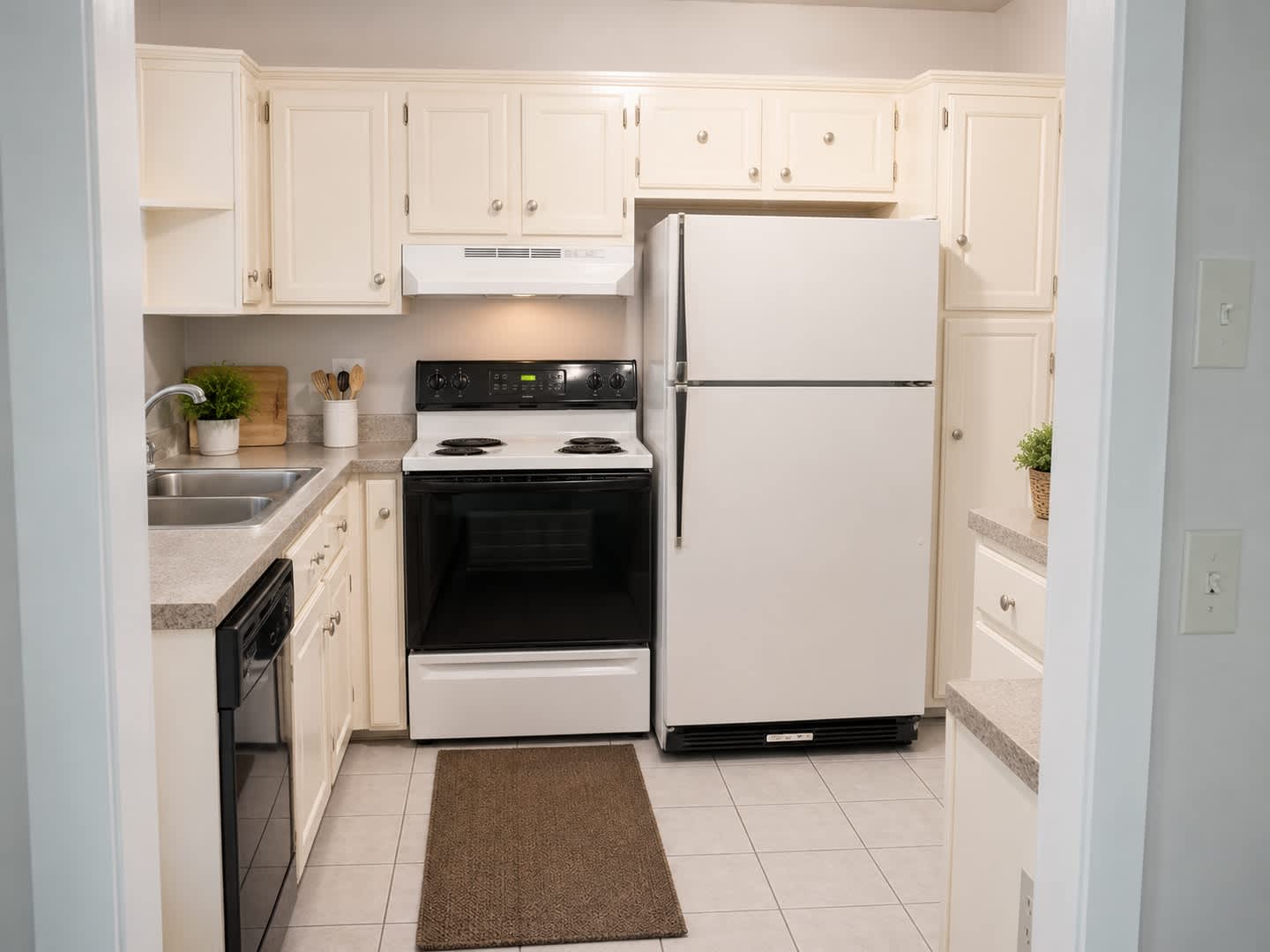 Blacksburg, 3 BR / 3 BA Available August 14 – photo 2