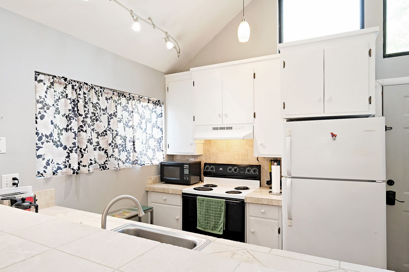 Pet-Friendly & Cozy River Run Condo Near Pen Park – photo 4