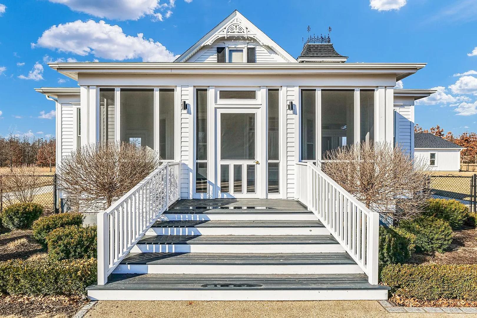 Classic Farmhouse Charm Meets Modern Comfort – 5 Bedroom Home in DeLand – photo 3