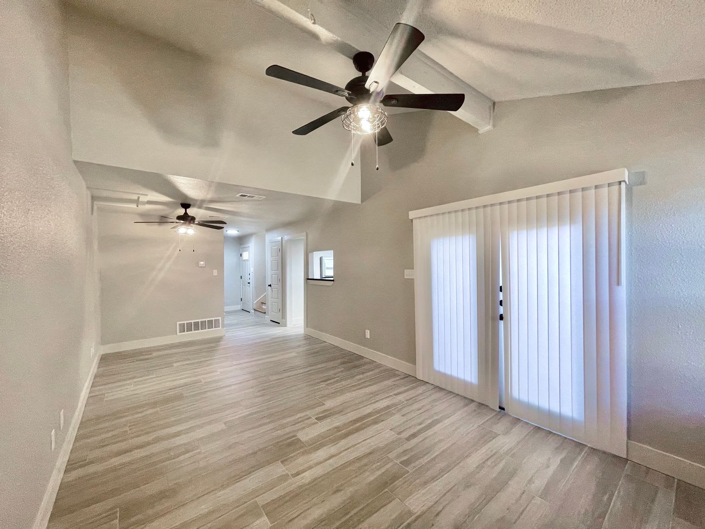 Location Location Location Beautifully Renovated In 2023 2 Bedroom 1 5 Bath 1 Car Garage With Garage Door Opener – photo 3