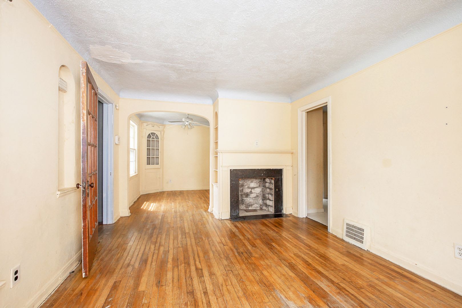2 BED 1.5 BATH BEAUTIFUL SINGLE FAMILY HOME IN WARRENSVILLE HEIGHTS! – photo 4