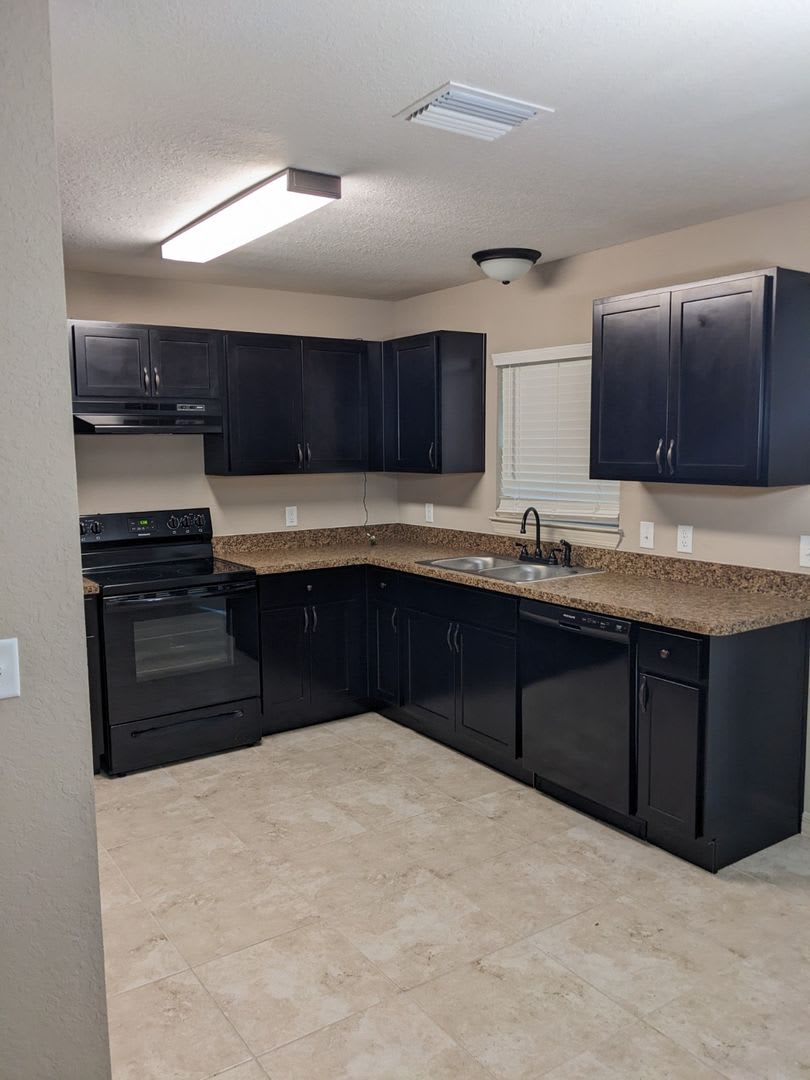 Almost New 3/2/2 garage – photo 2