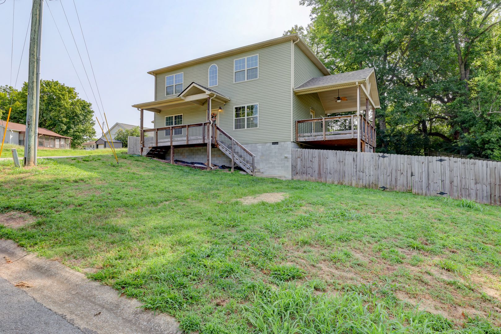 4 bed 2.5 bath Fresh paint and gorgeous layout. – photo 3