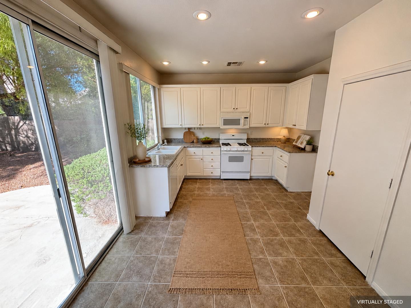 Stunning 4 Bed 2Bath 2Car Home Located In The Village In Summerlin – photo 4