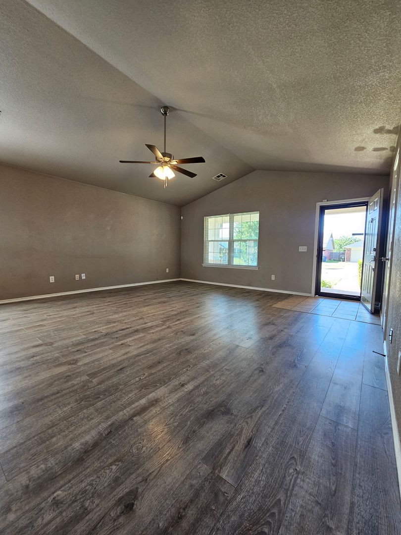 3 Bed 2 Bath With Storm Shelter Avail Now – photo 4