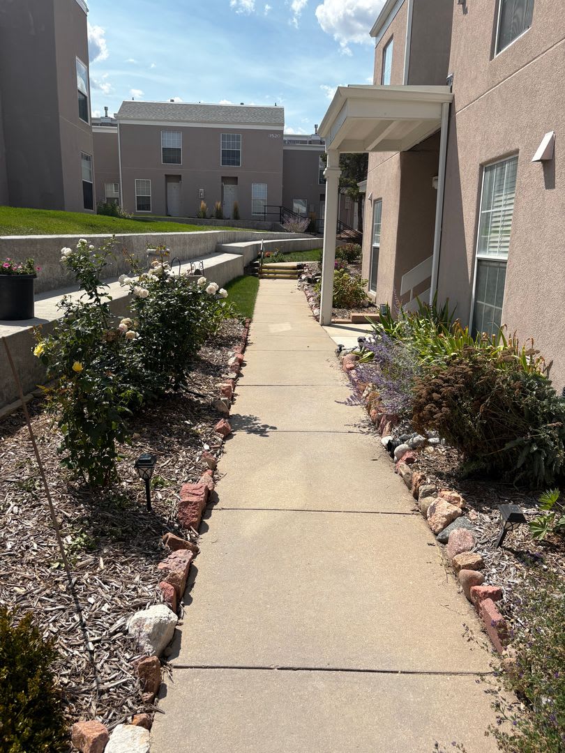 2 Bedroom Lower Level Unit All Utilities Included Off Academy – photo 2