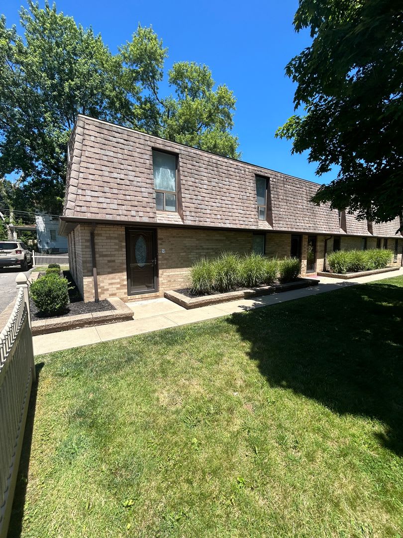 Modern 1 Bedroom Townhome in Prime Moon Township Location! – photo 2