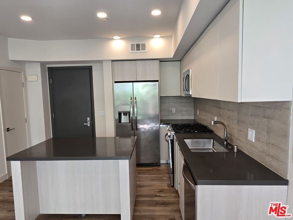 740 S Ridgeley Dr – photo 3