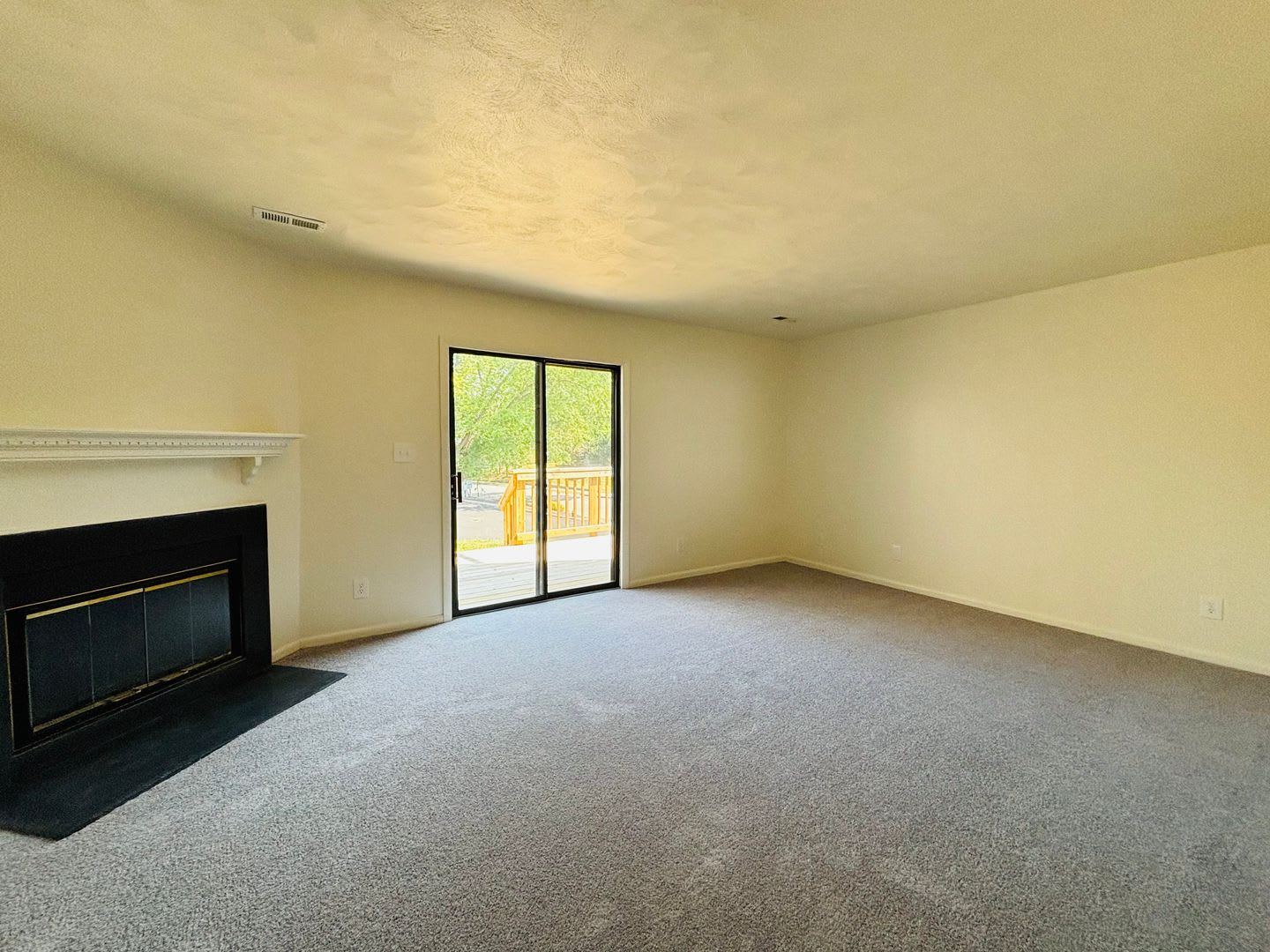 2 Bedroom, 2.5 Bath Townhouse – photo 3