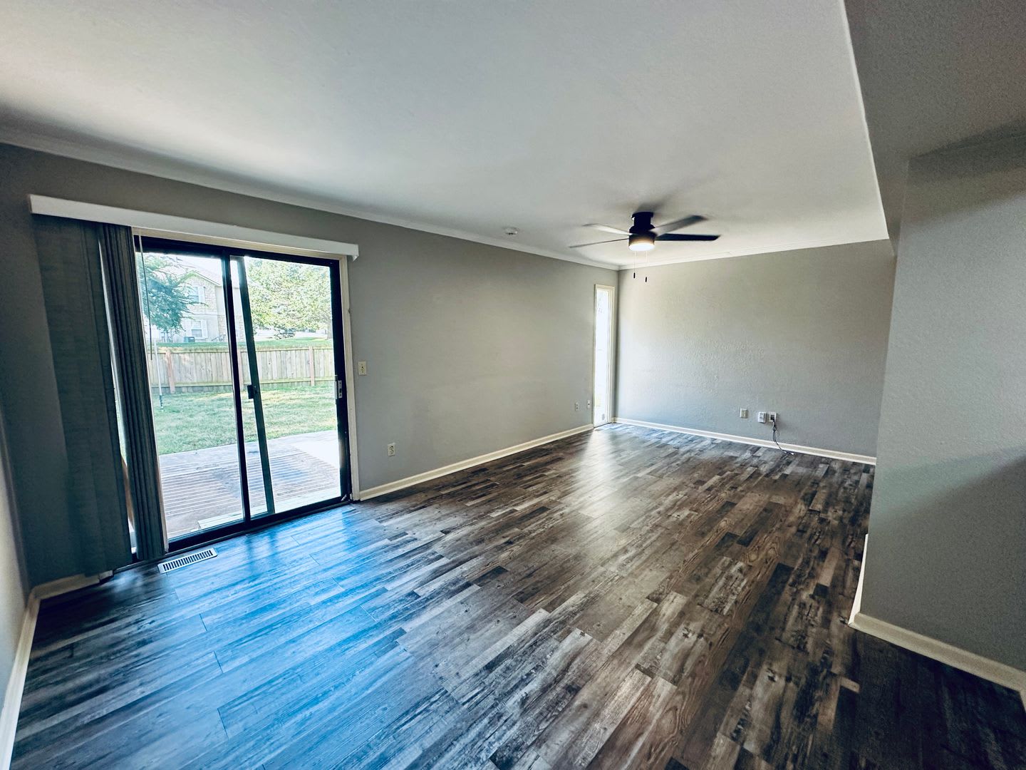 1423 Updated Townhome Two Car Garage Fenced Yard Lawncare Included – photo 5