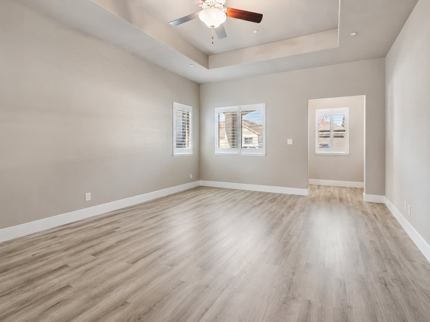 Beautiful 3-Bedroom Home with Modern Finishes & Low-Maintenance Backyard – photo 4