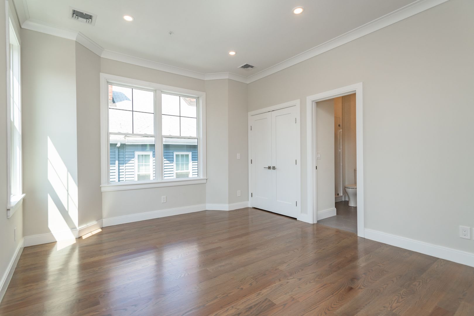 Charming 4 Bedroom-No Broker Fee – photo 2