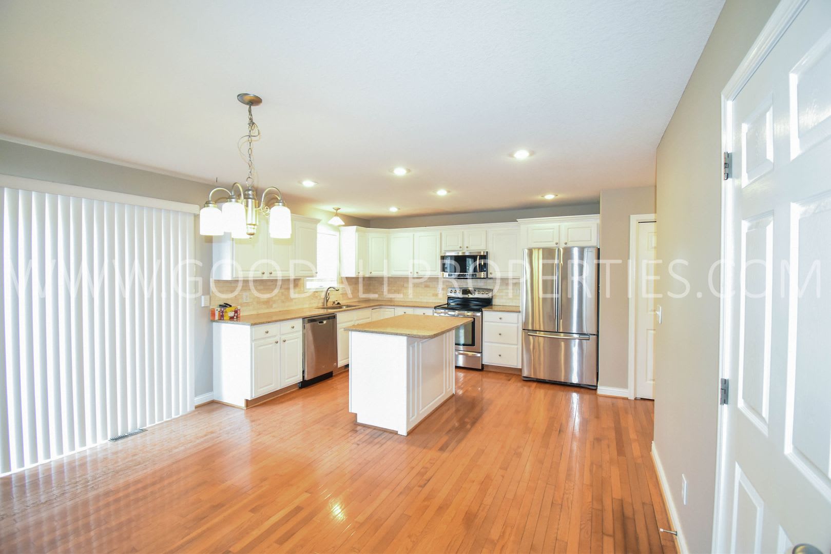Spacious 3-Bedroom West Des Moines Home with Finished Basement & 2-Car Garage – photo 3