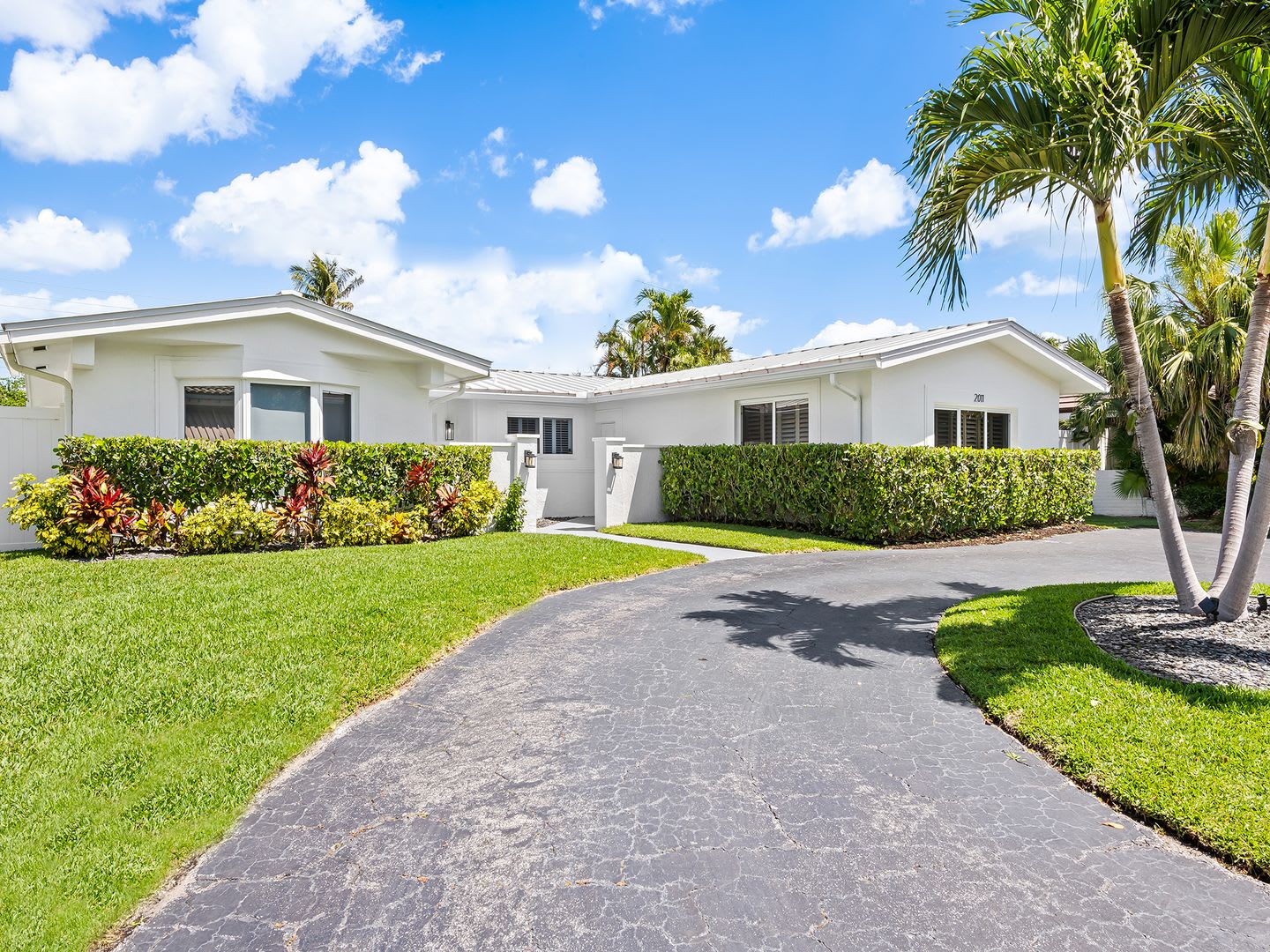 No Hoa Move In Today Coastal Elegance Awaits Stunning 5 Bedroom Home In Prime Fort Lauderdale Location – photo 2