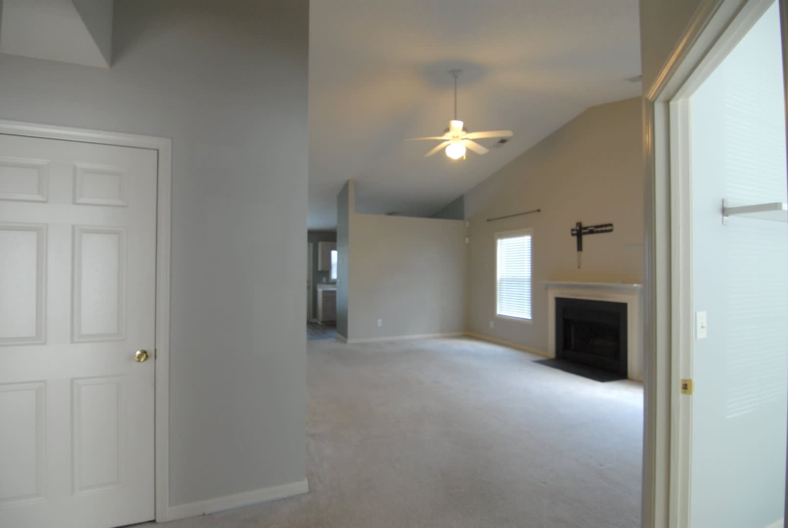 Charming 3 bedroom 2 bath Townhouse w/ fenced in yard located off Guilford College Road! – photo 5