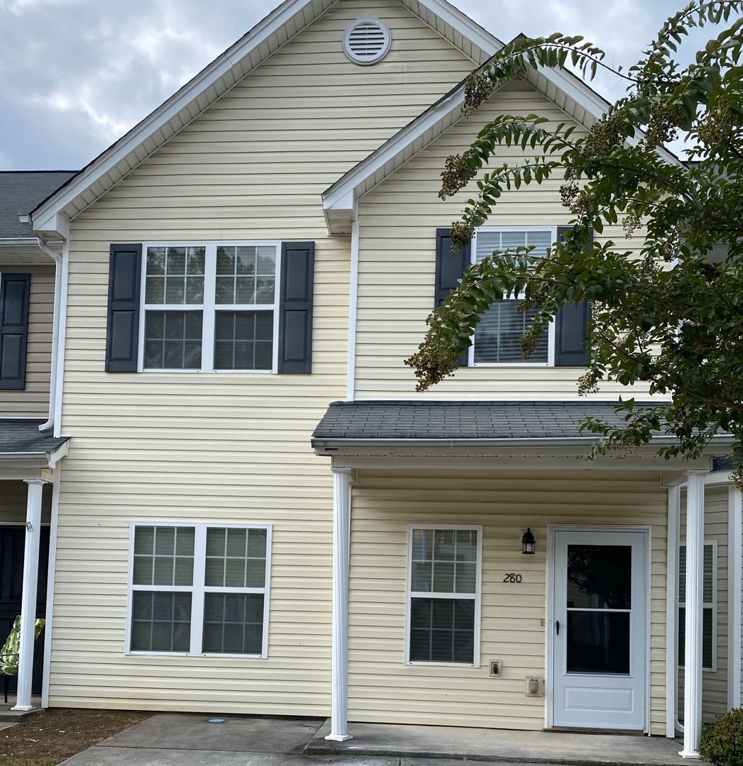 Charming 2 story 2 Bedroom 2.5 Bathroom Townhome – photo 1