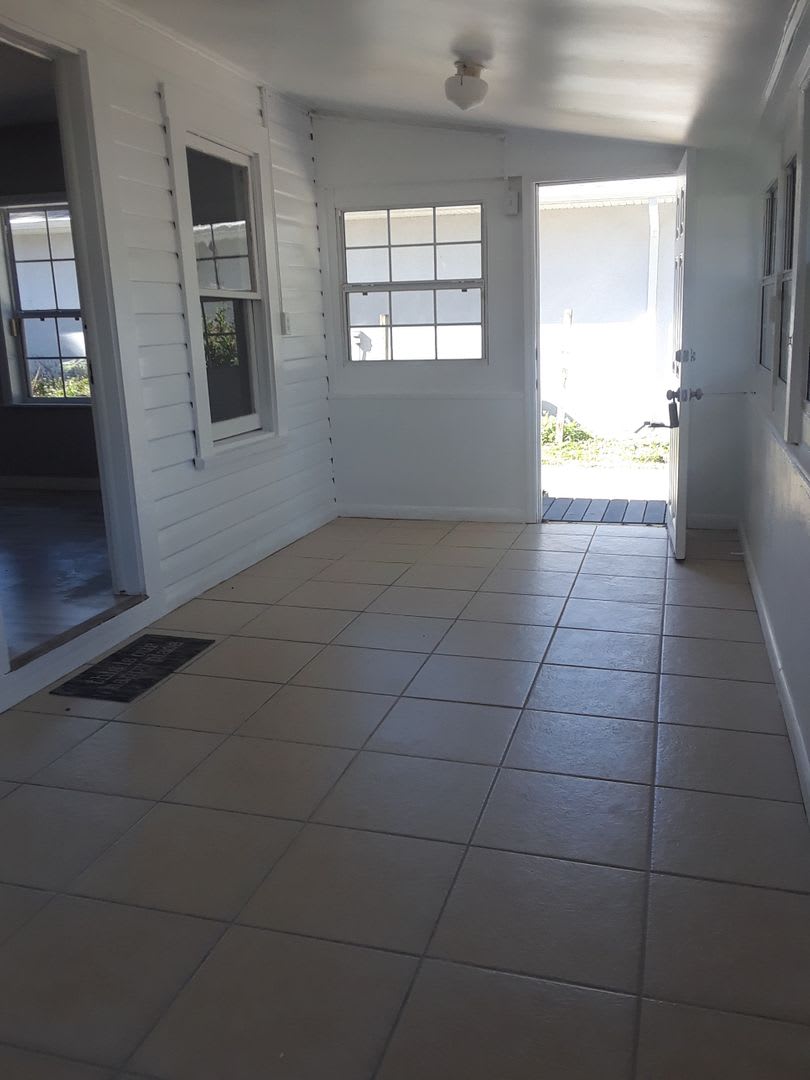 Charming 2BR/1BA Home with Garage & Screened Patio Near Downtown Orlando – photo 2