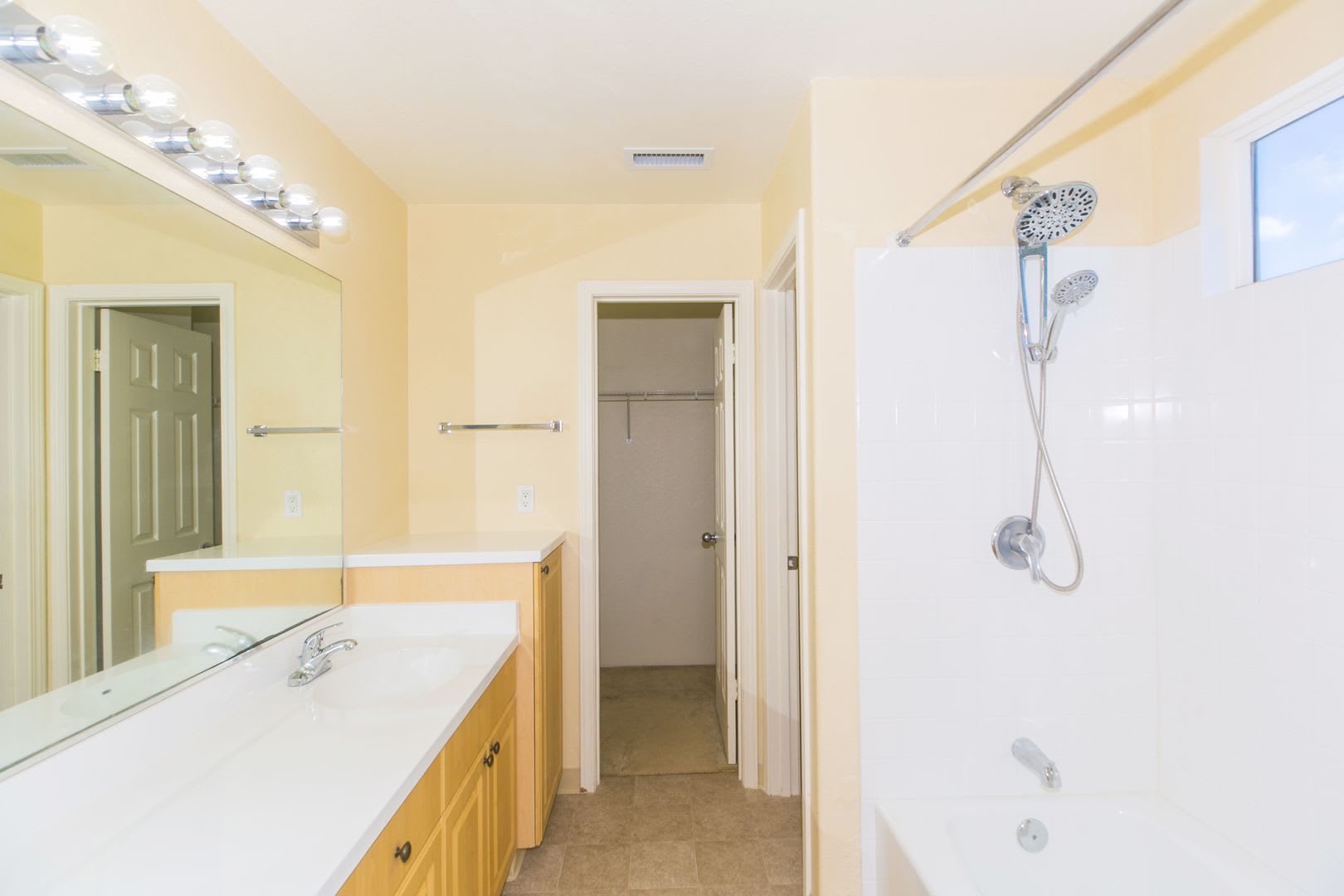 Pet Friendly Property Ocean Pointe: 3-bed, 2.5 bath single family home now available! – photo 5