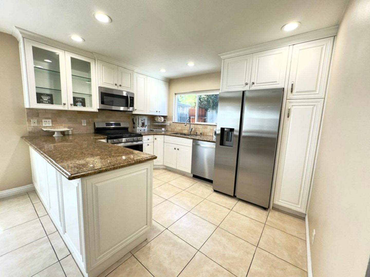 New Fully Furnished Costa Mesa Condo Near Back Bay – photo 1