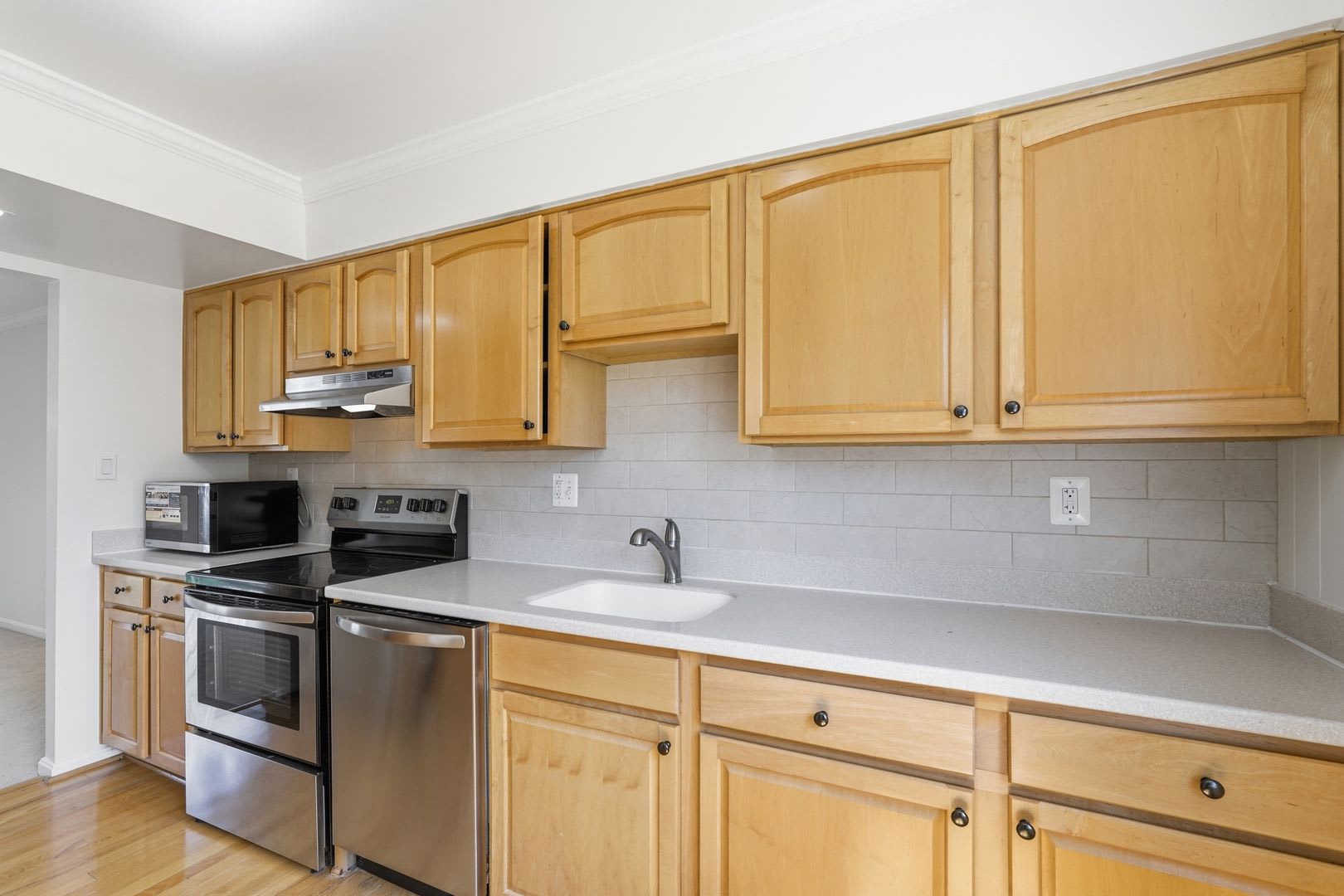 Beautifully Updated Townhome in Burke Station Square – photo 5