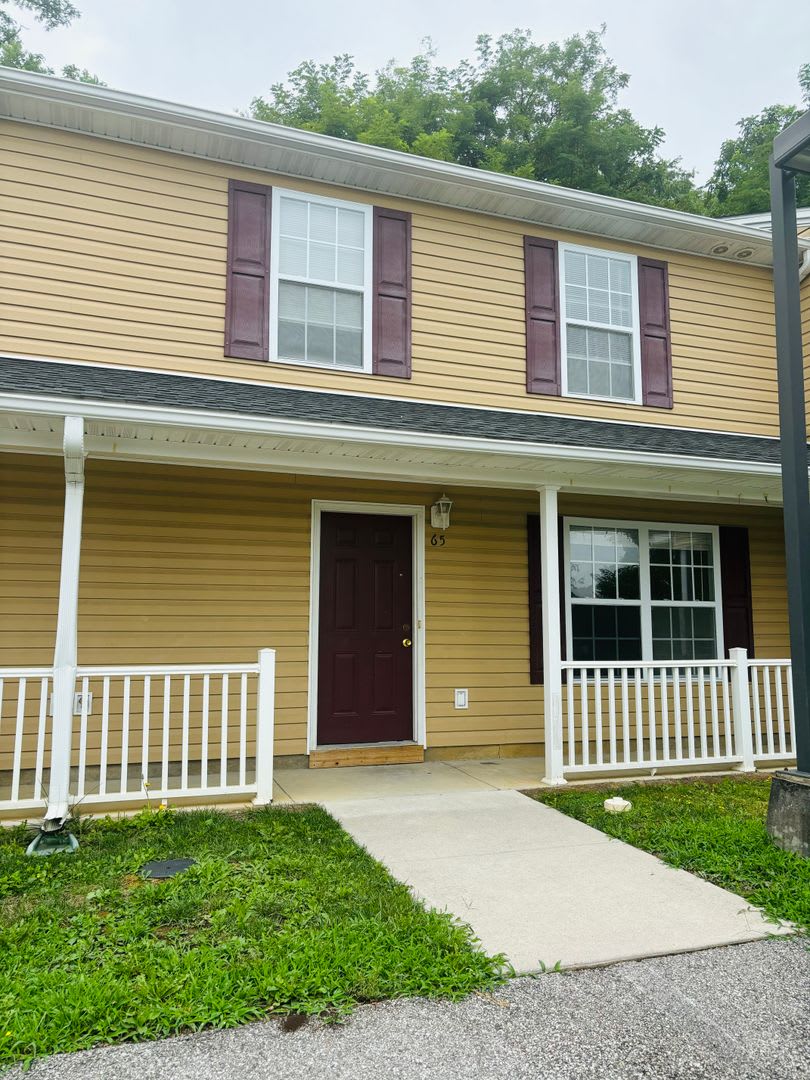 3 Bedroom 2.5 Half Bath Townhouse – photo 1