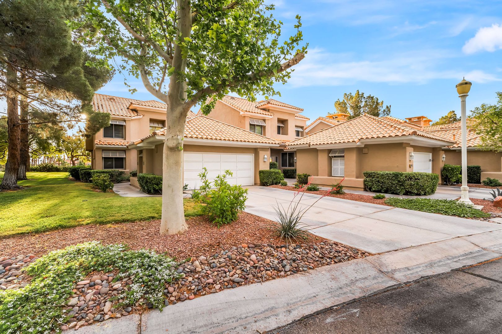 Charming Guard-Gated Southwest Las Vegas Townhome with Fireplace & Golf Course Views! – photo 1