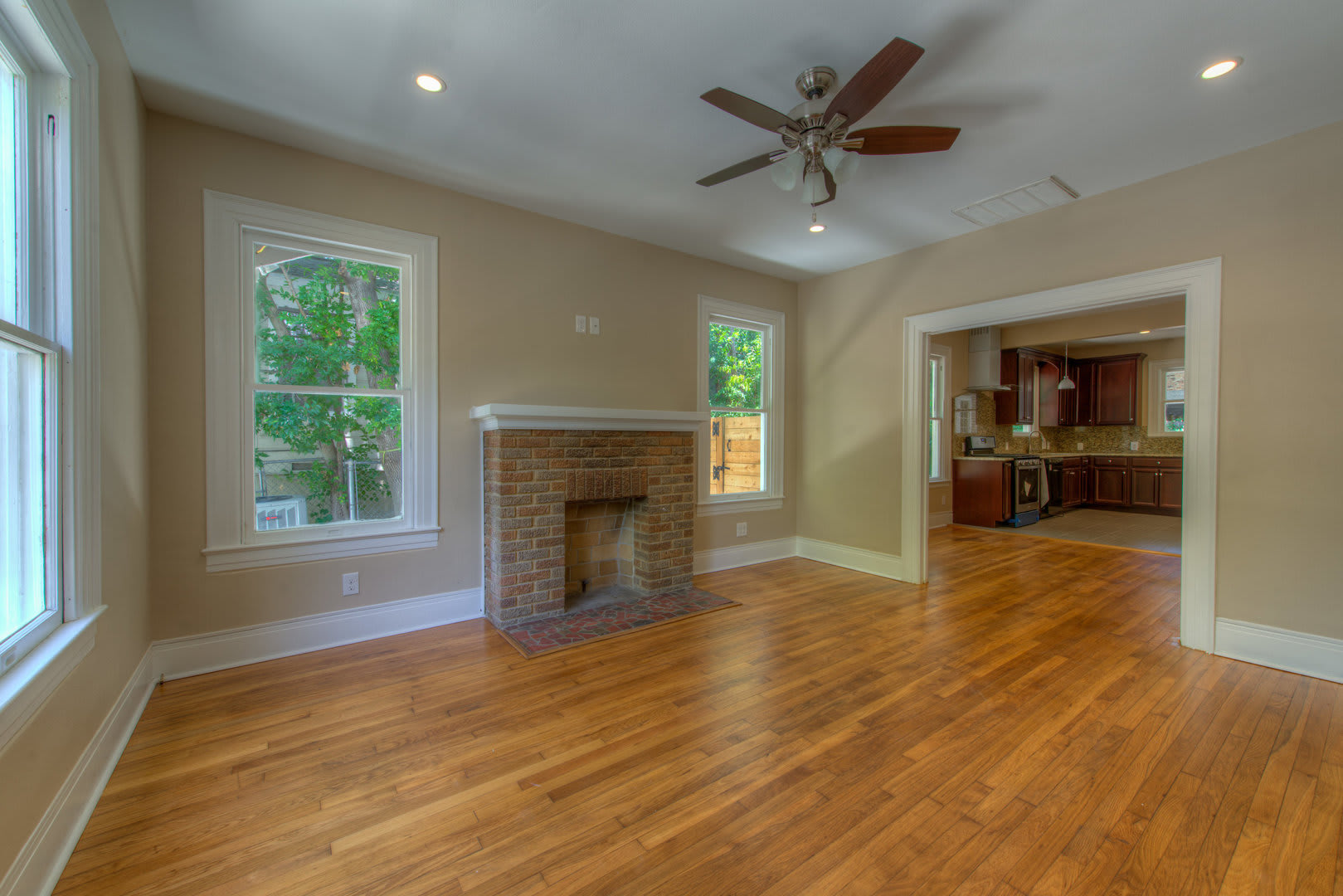 Ut Pre Lease 3 Br 2 Ba Completely Remodel North Campus Big Backyard – photo 3