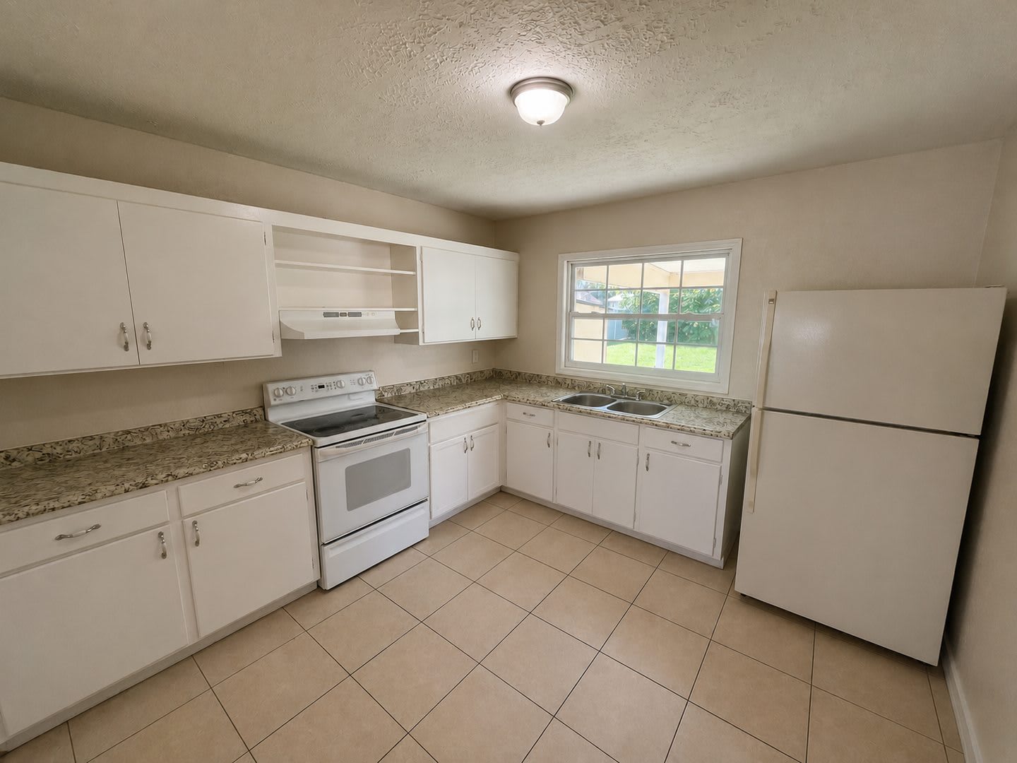 Spacious 3BR/1BA Dade City Home with Enclosed Front Porch &amp; Large Backyard – photo 3