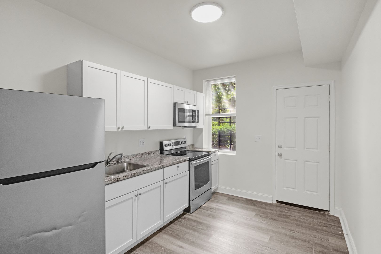 Gorgeous 4 Bedroom Is Penn North – photo 3