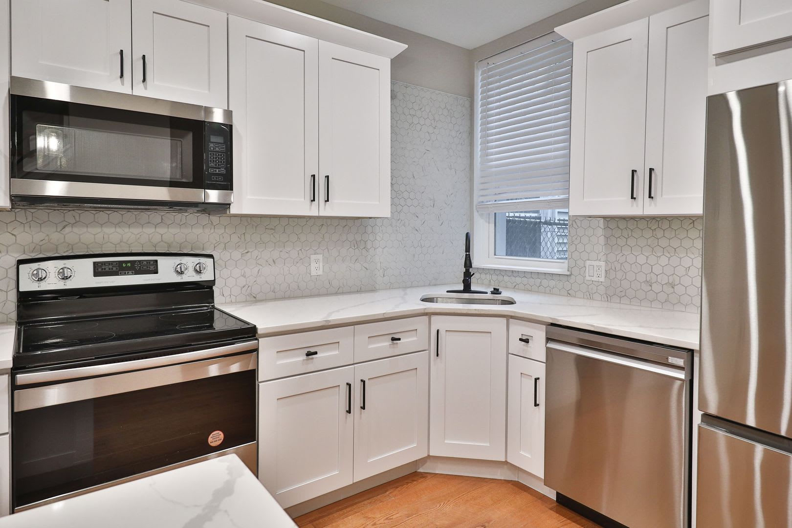 Amazing Fully Renovated 3 bed 2.5 Bath Brewerytown Home! – photo 5