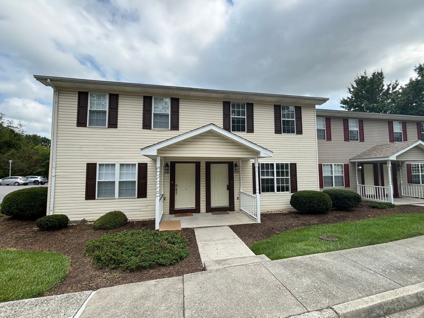 4 Bedroom 3 Bath with Den Townhouse – photo 2