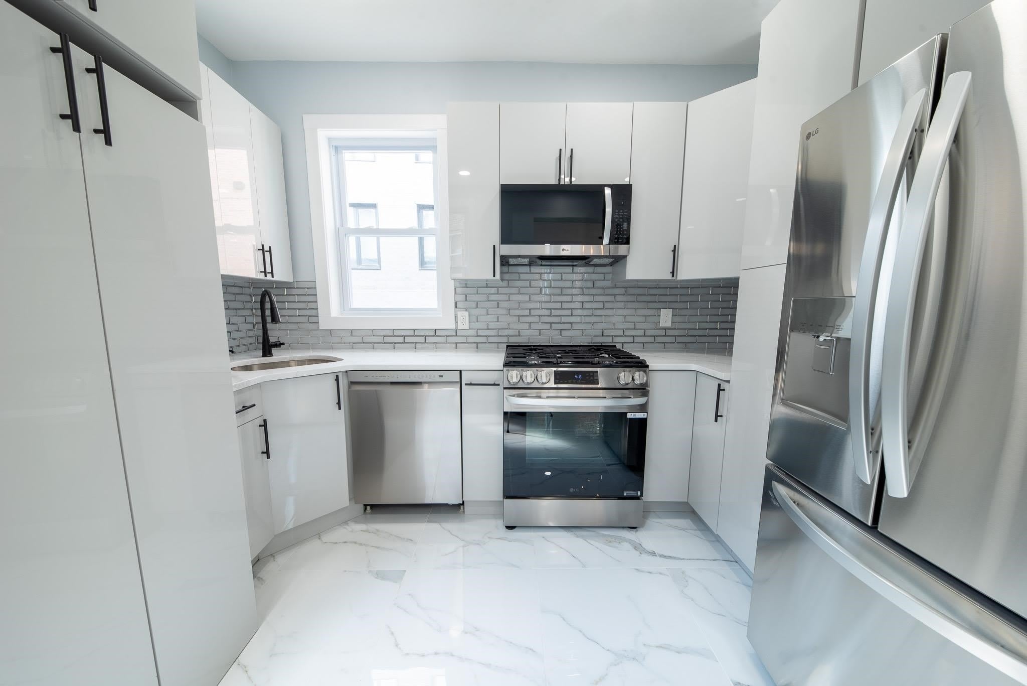 1409 MANHATTAN AVE – photo 3