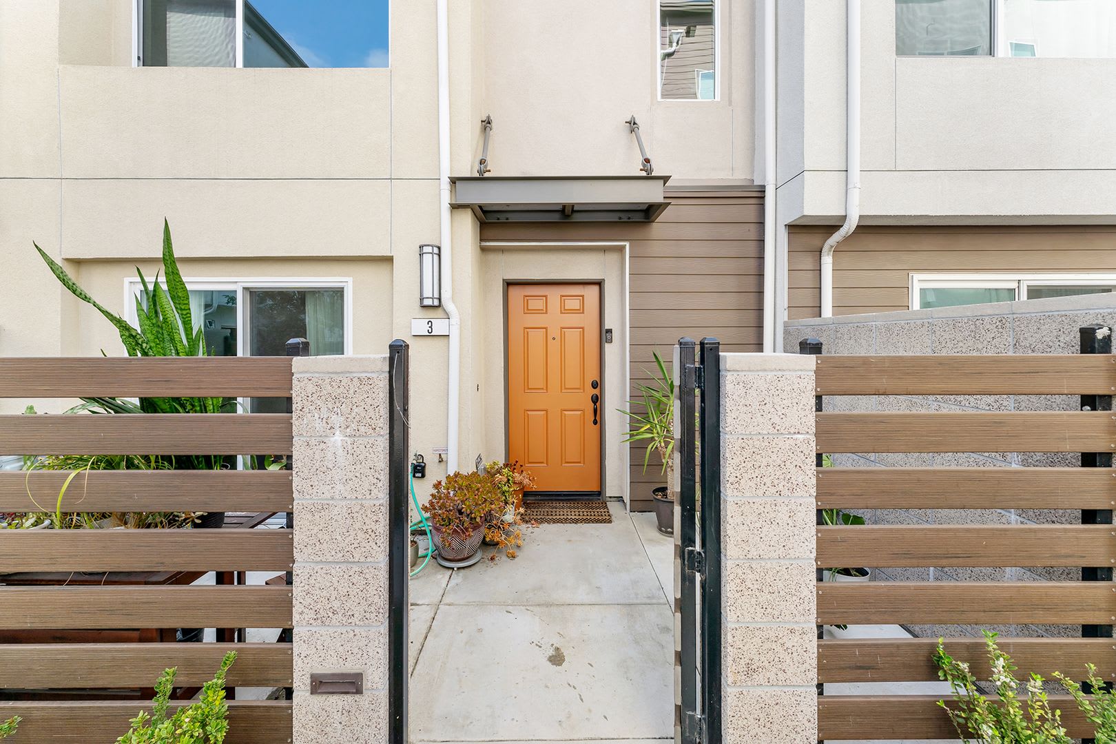 Modern Tri Level Townhome In Gated Gardena Community With 2 Car Garag – photo 3