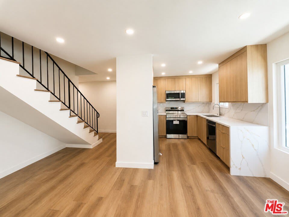 2449 N Beachwood Dr – photo 2