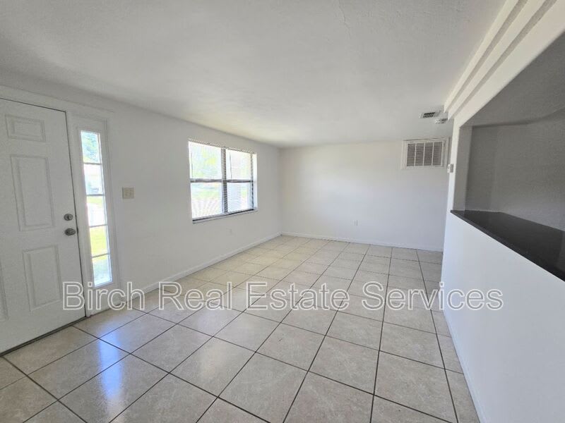 1247 Chelsea Lane – photo 3