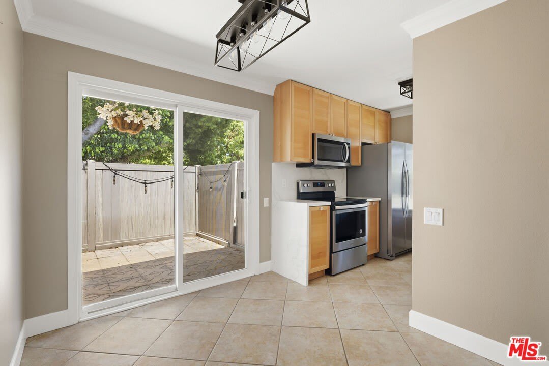 1685 E Avenida De Las Flores – photo 3