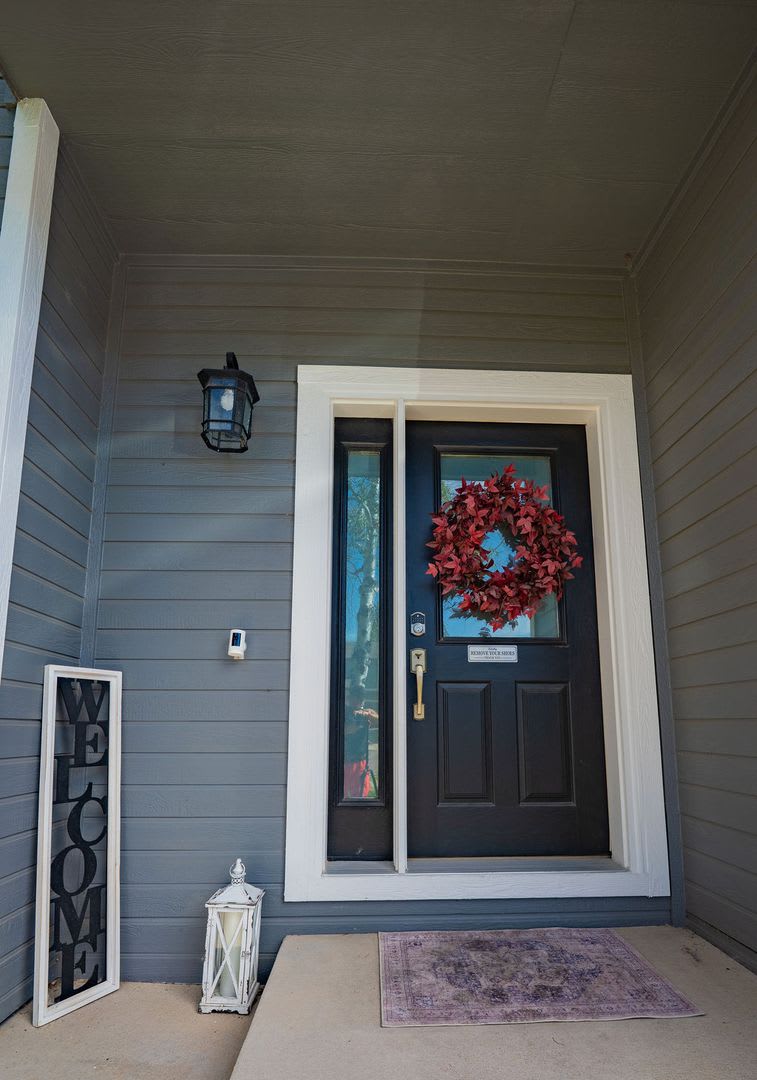 GORGEOUS FULLY FURNISHED 3 Bed 2.25 Bath Home! – photo 3