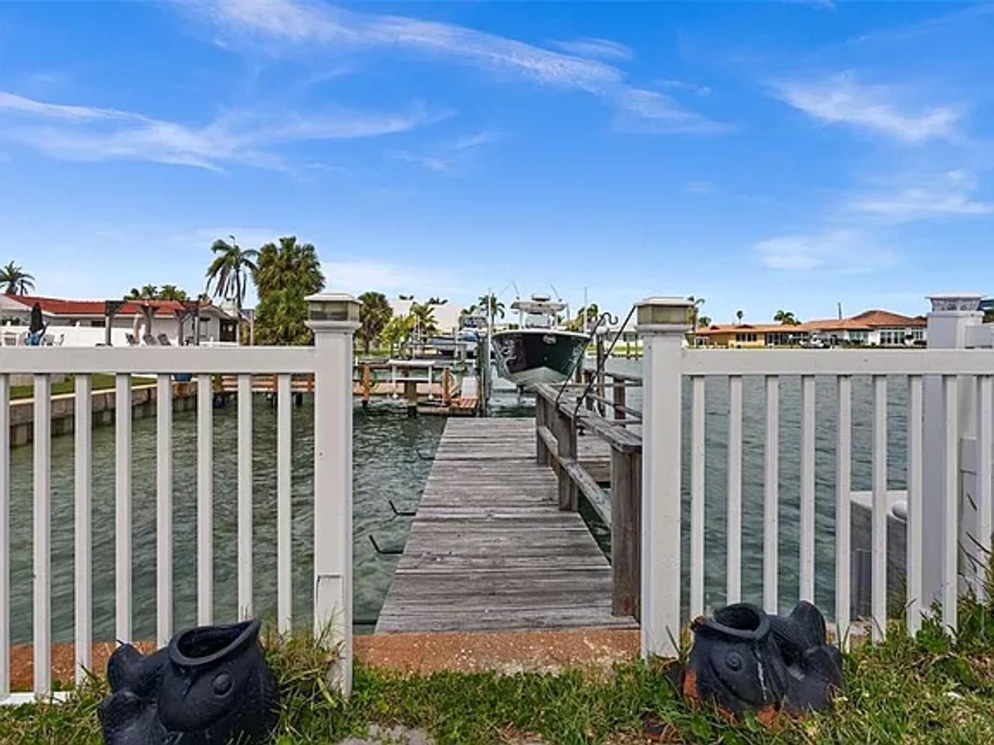 Stunning Waterfront Home – photo 4