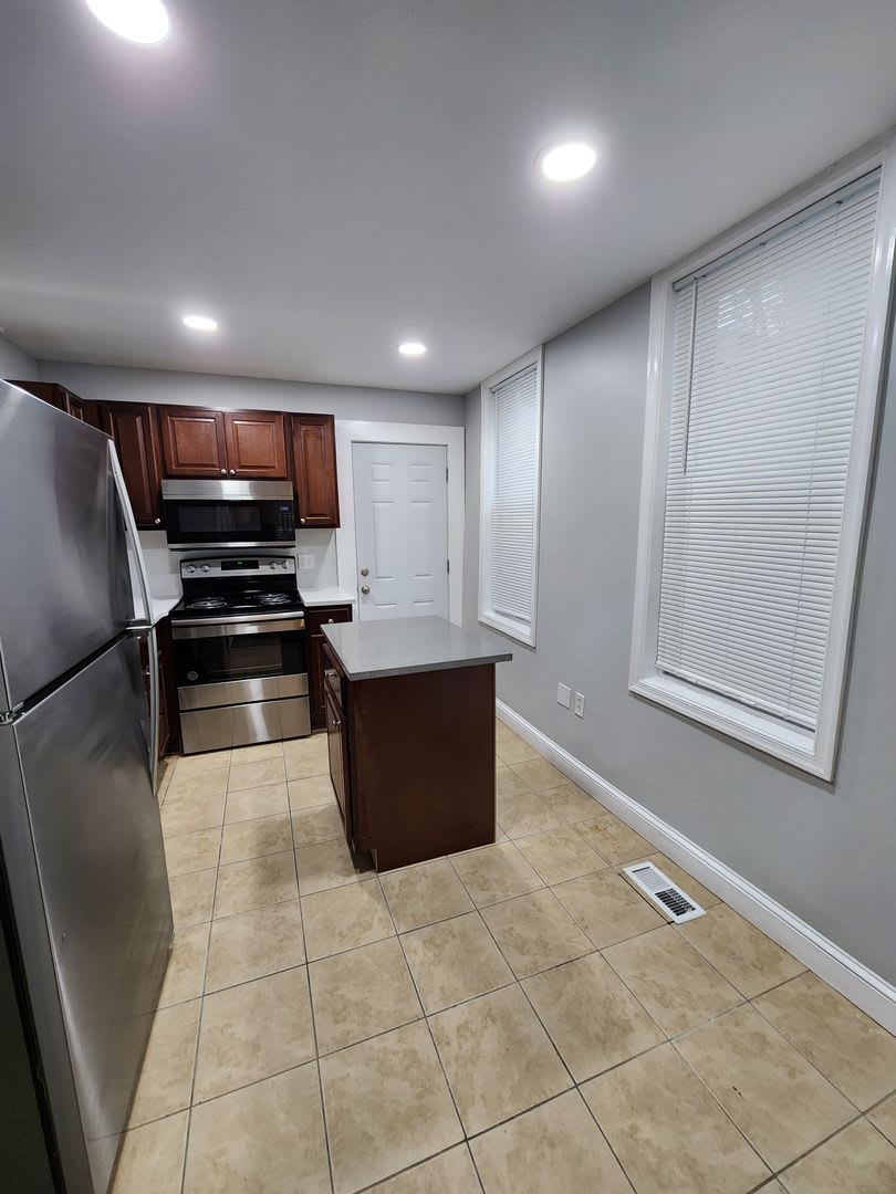 Beautifully Renovated PHA Voucher Accepted Property – photo 3