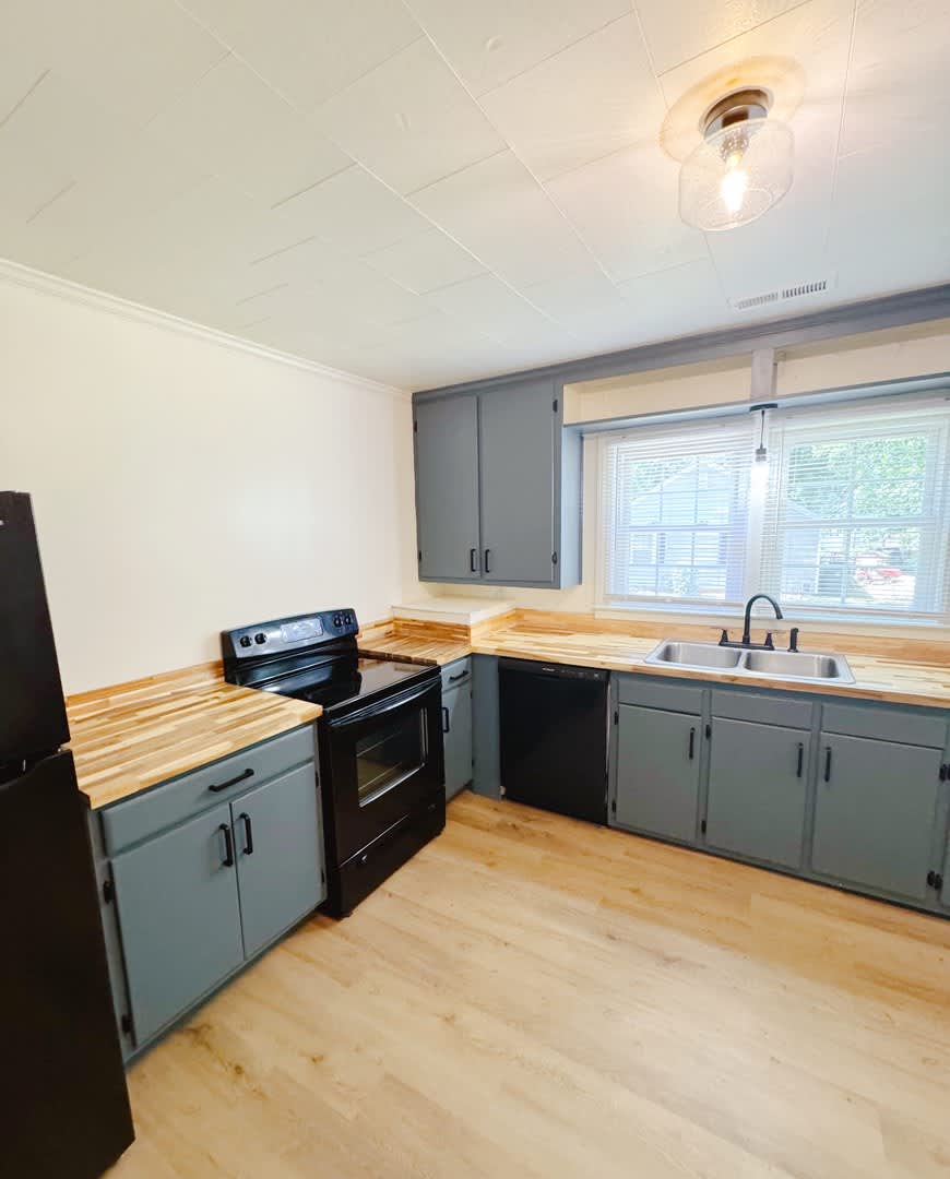 Amazing 2 bedroom 1 bath house available early September – photo 3