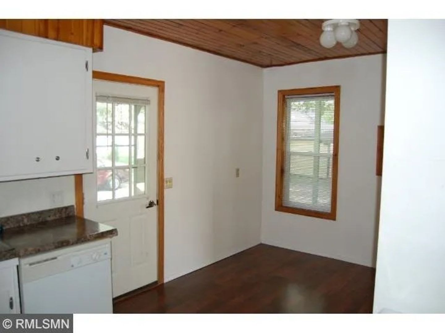 Newly refreshed 2 bedroom, 1 bath in duplex. Large yard in quiet neighborhood in Faribault. – photo 3