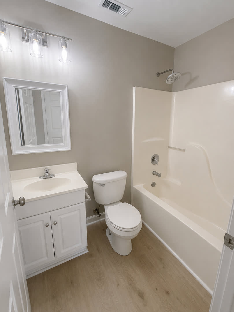 Two bedroom, 1 bath apartment in Burlington – photo 5