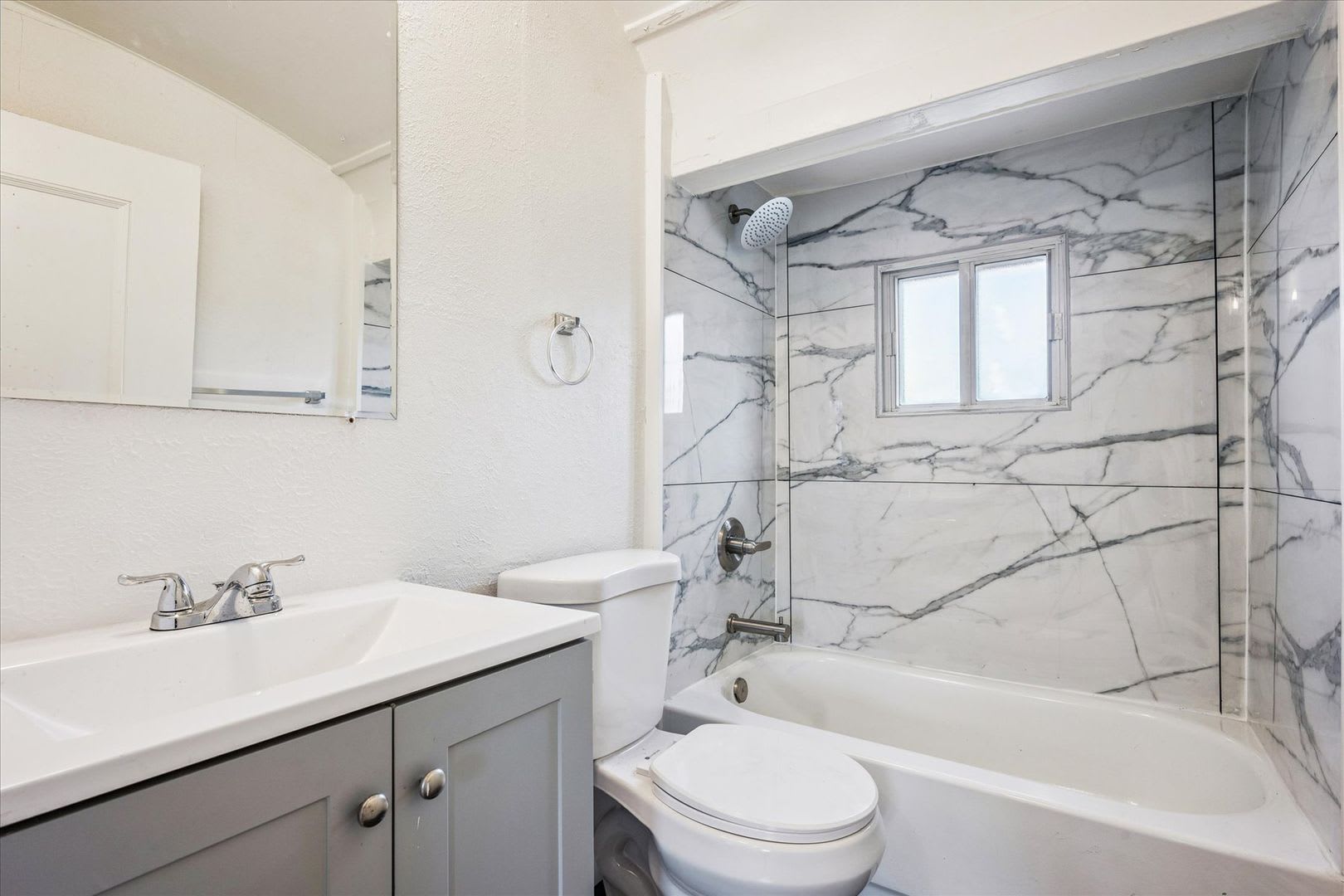 House In Aurora – photo 2