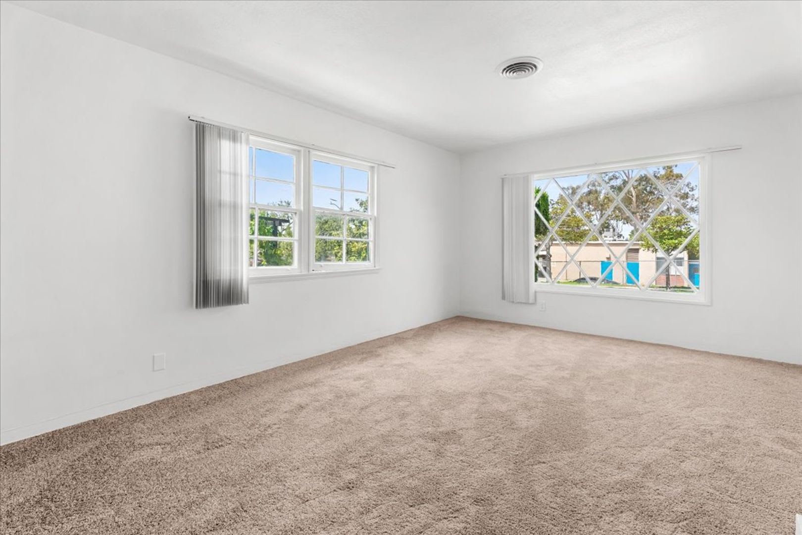 Spacious 4-Bed Home with Backyard, Garage & Prime Westside Access – photo 3