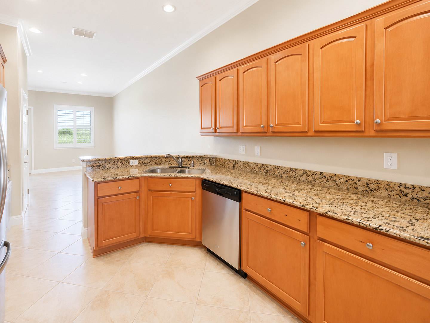 Annual Luxury Lakeview Condo with 3 Bedrooms + Den, Private Garage & Resort-Style Amenities – photo 5