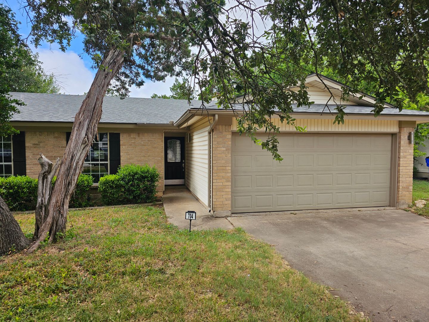 Lovely 3/2 in a great location! – photo 2