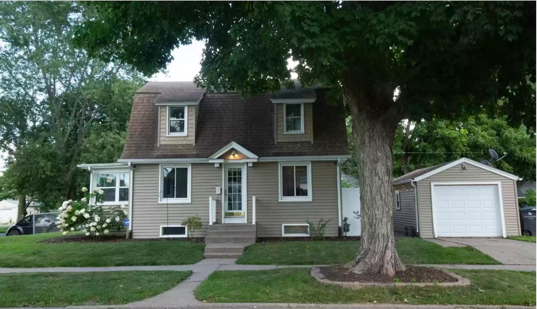 Charming Home in Heart of Rock Island – photo 1