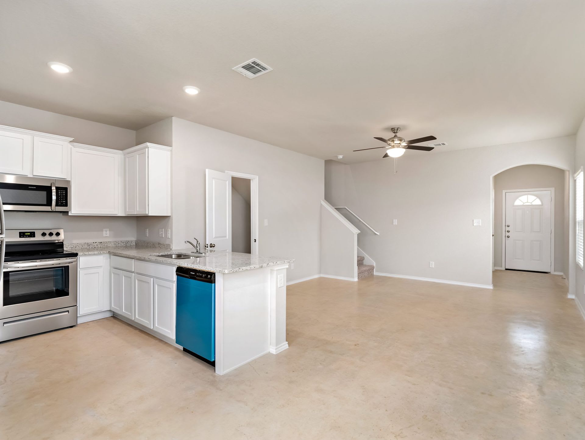 New Unit Available for Rent! Move In Specials! – photo 5